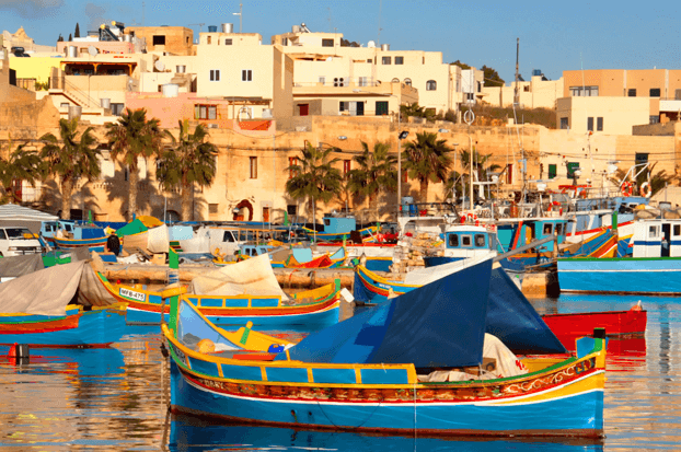 Cena de cidade em Malta com barcos no porto