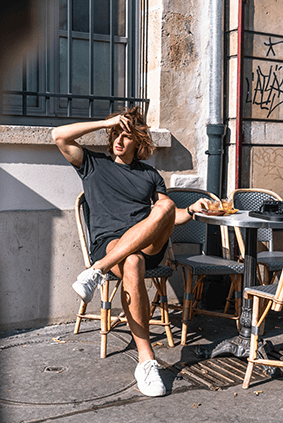 Intercambista loiro comendo lanche e relaxando